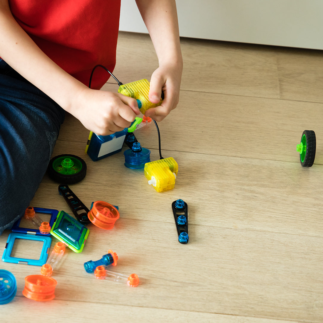 GeoSmart Flip Bot GeoMagnetic STEM Magnetic Construction Set with Rechargeable Turbo Motors for Ages 5+